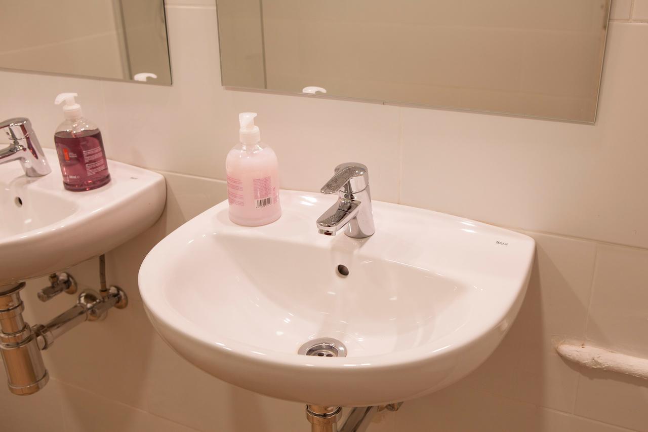 Bed In Girona Bed & Breakfast ภายนอก รูปภาพ